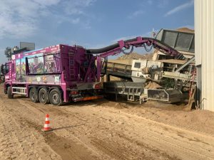 Nettoyage sous des tapis de transport de gravats